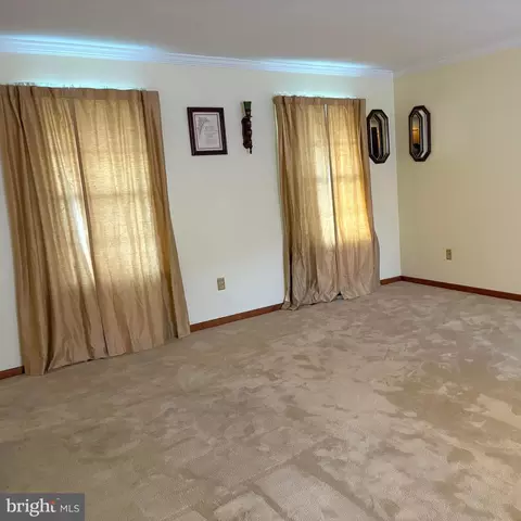 Living - 6 E Kapok Dr, Newark, DE 19702 photo 1 of 2