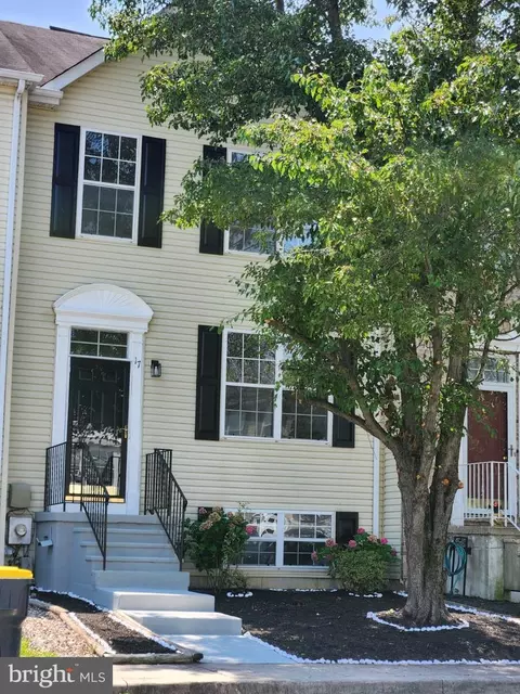 17 Versailles Ct, Newark, DE 19702