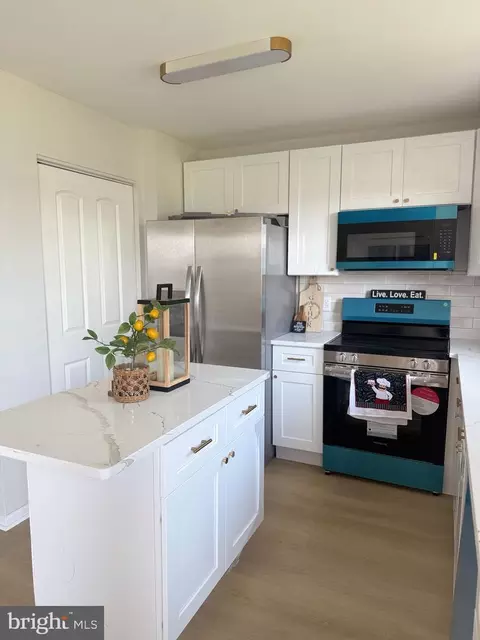 Kitchen - 17 Versailles Ct, Newark, DE 19702 photo 2 of 2