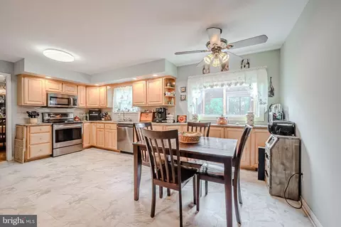 Kitchen - 317 Manubay Ct, Bear, DE 19701 photo 4 of 6