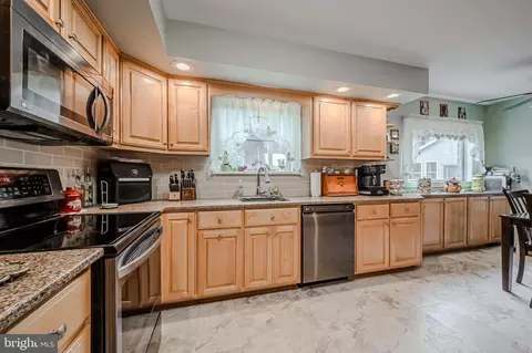 Kitchen - 317 Manubay Ct, Bear, DE 19701 photo 2 of 6