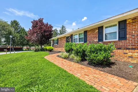 3 Topaz Dr, Newark, DE 19702 photo 2