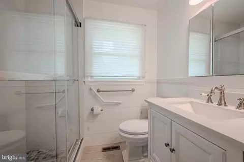 Bath - 84 Ruby Dr, Claymont, DE 19703 photo 2 of 4