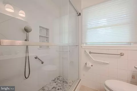 Bath - 84 Ruby Dr, Claymont, DE 19703 photo 3 of 4