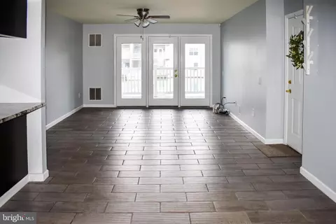 1300 Waters Edge Dr, Newark, DE 19702