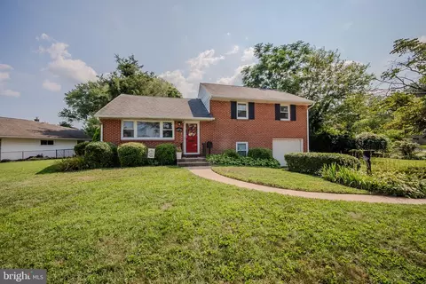 102 Darwin Dr, Newark, DE 19711