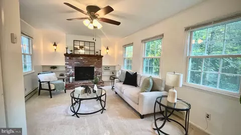Living - 805 Devon Dr, Newark, DE 19711 photo 1 of 1