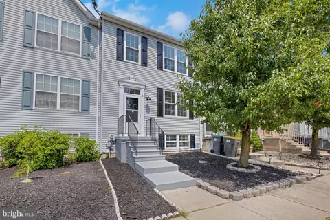 8 Versailles Ct, Newark, DE 19702