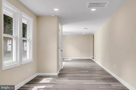 Entry Way - 10 E Clairmont Dr, Newark, DE 19702 photo 6 of 8