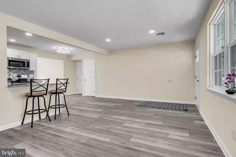 Entry Way - 10 E Clairmont Dr, Newark, DE 19702 photo 2 of 8