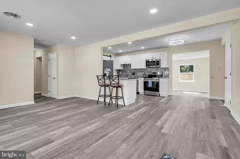 Entry Way - 10 E Clairmont Dr, Newark, DE 19702 photo 1 of 8