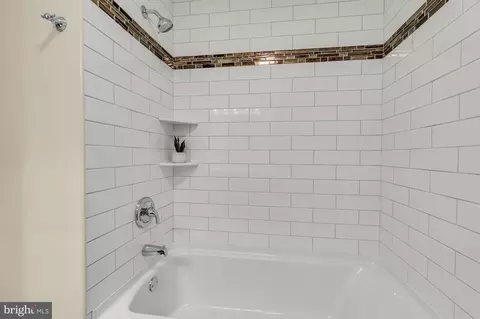 Bath - 10 E Clairmont Dr, Newark, DE 19702 photo 3 of 3