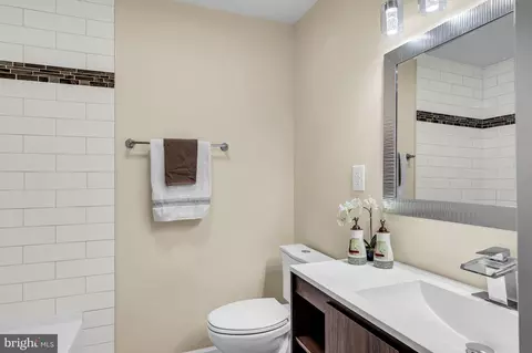Bath - 10 E Clairmont Dr, Newark, DE 19702 photo 1 of 3