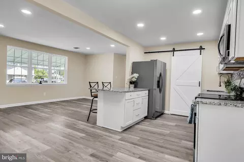 Entry Way - 10 E Clairmont Dr, Newark, DE 19702 photo 5 of 8