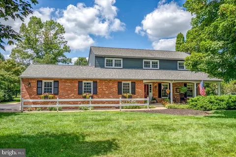 9 Tenby Chase Dr, Newark, DE 19711
