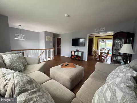 Living - 7 Reyburn Ct, Bear, DE 19701 photo 2 of 3