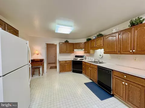 Kitchen - 16 Eynon Ct, Hockessin, DE 19707 photo 2 of 4