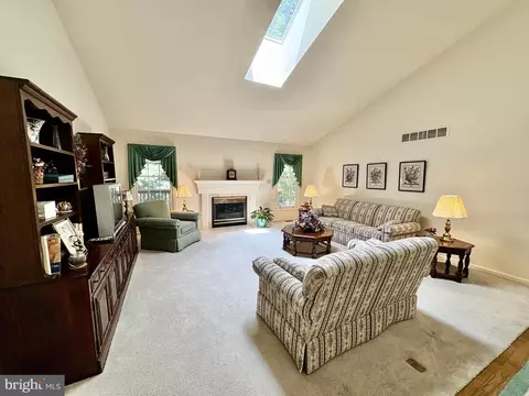 Living - 16 Eynon Ct, Hockessin, DE 19707 photo 3 of 5