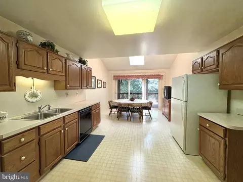Kitchen - 16 Eynon Ct, Hockessin, DE 19707 photo 3 of 4