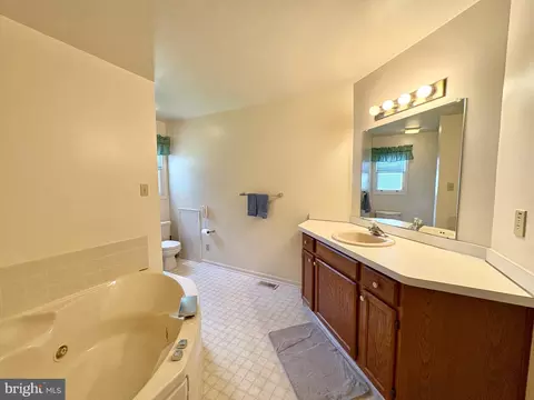 Bath - 16 Eynon Ct, Hockessin, DE 19707 photo 2 of 3