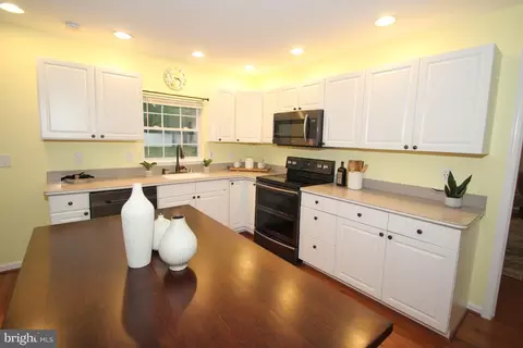 Kitchen - 99 12 Bartley Dr, Newark, DE 19702 photo 2 of 3