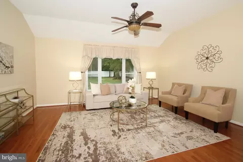 Living - 99 12 Bartley Dr, Newark, DE 19702 photo 1 of 4