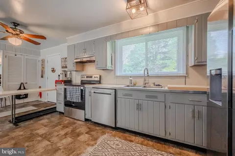 Kitchen - 1005 Lakeside Dr, Newark, DE 19711 photo 1 of 4