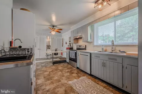Kitchen - 1005 Lakeside Dr, Newark, DE 19711 photo 2 of 4