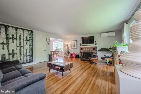 Living - 1005 Lakeside Dr, Newark, DE 19711 photo 1 of 4