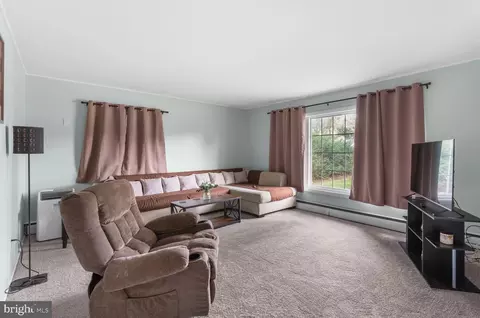 Living - 54 Kenmar Dr, Newark, DE 19713 photo 2 of 2