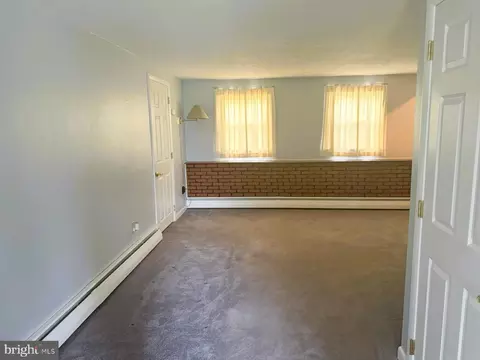 Living - 217 S Dillwyn Rd, Newark, DE 19711 photo 9 of 10