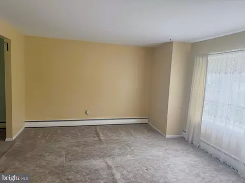 Living - 217 S Dillwyn Rd, Newark, DE 19711 photo 2 of 10