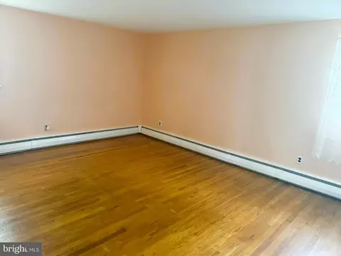 Living - 217 S Dillwyn Rd, Newark, DE 19711 photo 6 of 10