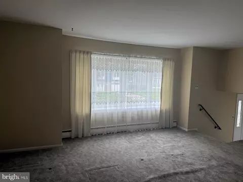 Living - 217 S Dillwyn Rd, Newark, DE 19711 photo 1 of 10