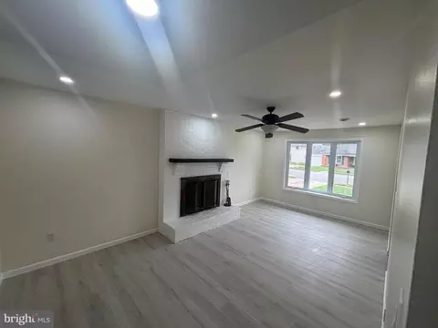 Living - 46 Upland Ct, Newark, DE 19713 photo 1 of 2
