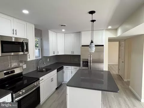 Kitchen - 46 Upland Ct, Newark, DE 19713 photo 1 of 2