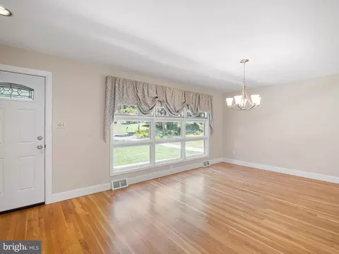 Living - 204 Jupiter Rd, Newark, DE 19711 photo 6 of 8