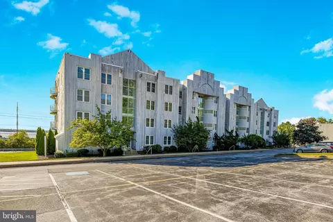 5213 Unit Le Parc Dr #48, Wilmington, DE 19809