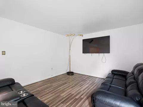 Living - 27 Stephanie Dr, Bear, DE 19701 photo 2 of 4