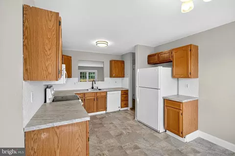 Kitchen - 685 Corsica Ave, Bear, DE 19701 photo 4 of 5