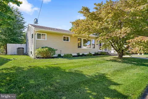 908 Bradley Dr, Wilmington, DE 19808