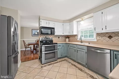 Kitchen - 154 Bartley Dr, Newark, DE 19702 photo 5 of 7