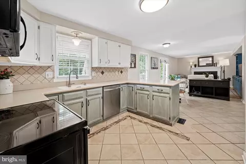 Kitchen - 154 Bartley Dr, Newark, DE 19702 photo 6 of 7