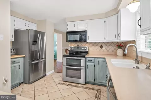 Kitchen - 154 Bartley Dr, Newark, DE 19702 photo 4 of 7