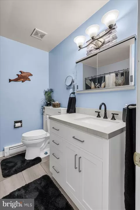 Bath - 812 Broadfield Dr, Newark, DE 19713 photo 2 of 2