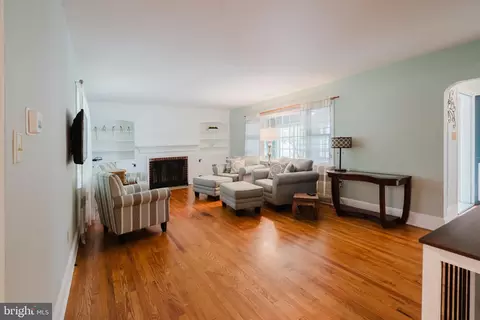 Living - 107 E Hoffecker St, Middletown, DE 19709 photo 2 of 4