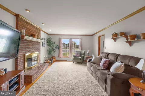 Living - 8 Wortham Ct, Bear, DE 19701 photo 3 of 4