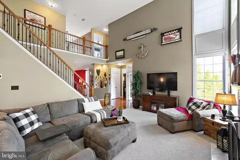 Living - 205 Robin Redbreast Rd, Newark, DE 19711 photo 1 of 2