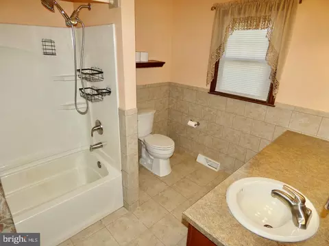 Bath - 16 Carol Ann Ct, Bear, DE 19701 photo 2 of 5