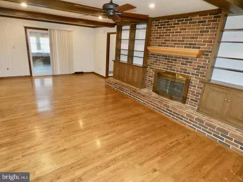 Living - 16 Carol Ann Ct, Bear, DE 19701 photo 8 of 16